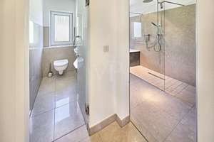 Reiheneckhaus in ruhiger Lage mit schönem Bergblick wünscht wieder belebt und vollendet zu werden – Die vollständige Adresse der Immobilie erhältst du vom Anbieter., 83209 Prien am Chiemsee – Vorschaubild 9