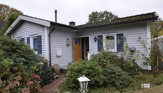 Bild von Winkelbungalow 
Freistehendes Holzhaus
in ruhiger Lage +Garten +Carport
+ EBK + nette Überraschun