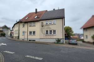 GEMÜTLICH WOHNEN MIT GROSSER GARAGE UND SCHREBERGARTEN – Die vollständige Adresse der Immobilie erhältst du vom Anbieter., 97900 Külsheim – Vorschaubild 1