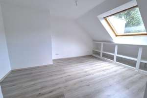 Ein Rückzugsort hoch oben – Dachwohnung mit Charme / A retreat up high – charming top-floor apartmen – Gartsträucherstraße 92, 47137 Untermeiderich, Duisburg – Vorschaubild 16