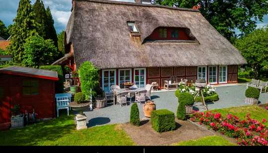 Bild von Malerisches Reetdachhaus im schwedischen Stil mit traumhafter Gartenanlage