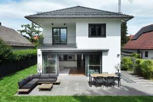 Modernes Einfamilienhaus mit Garten im beliebten Obermenzing