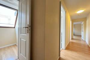 Wohnen über den Dächern Wilmersdorfs – helle 3-Zimmer-Dachgeschosswohnung in Toplage – Die vollständige Adresse der Immobilie erhältst du vom Anbieter., 10717 Wilmersdorf, Berlin – Vorschaubild 2