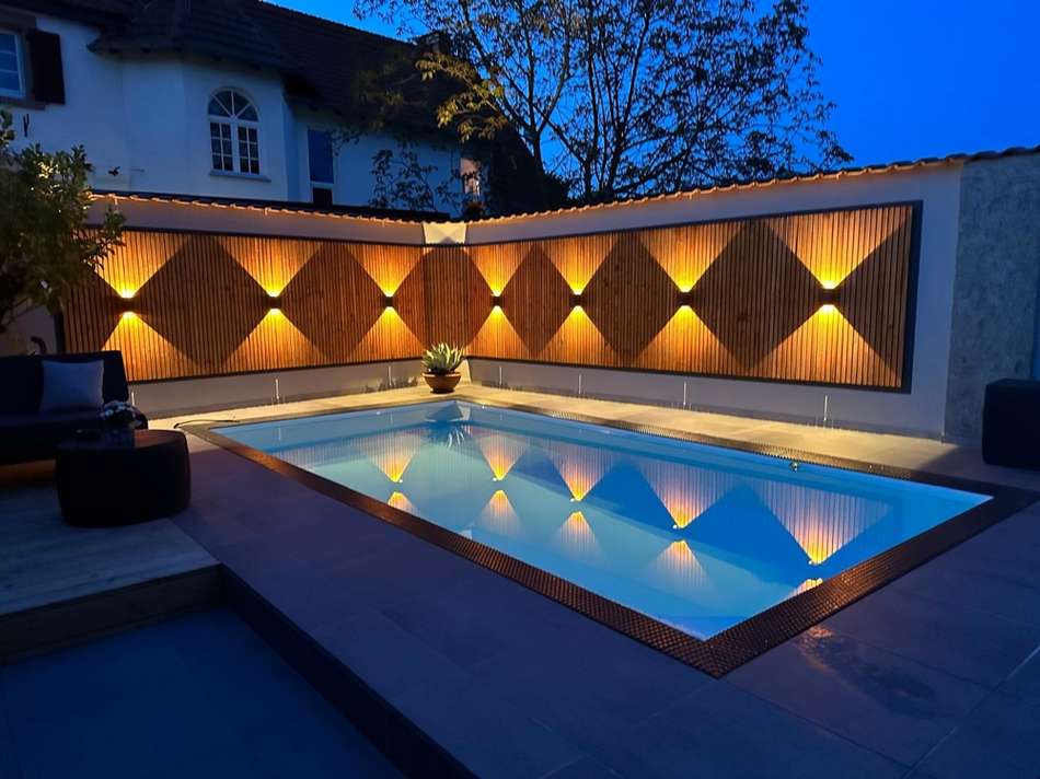 Pool bei Nacht