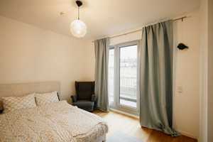 MODERNES TOWNHOUSE AUF 3 ETAGEN MIT 4 ZIMMERN, 2 BÄDERN & STYLISCHER WOHNKÜCHE – Konrad-Wolf-Straße 90a, 13055 Berlin – Vorschaubild 23