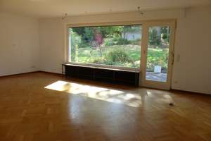 Lichtdurchflutete Wohnung mit großer Terrasse im Zweifamilienhaus 