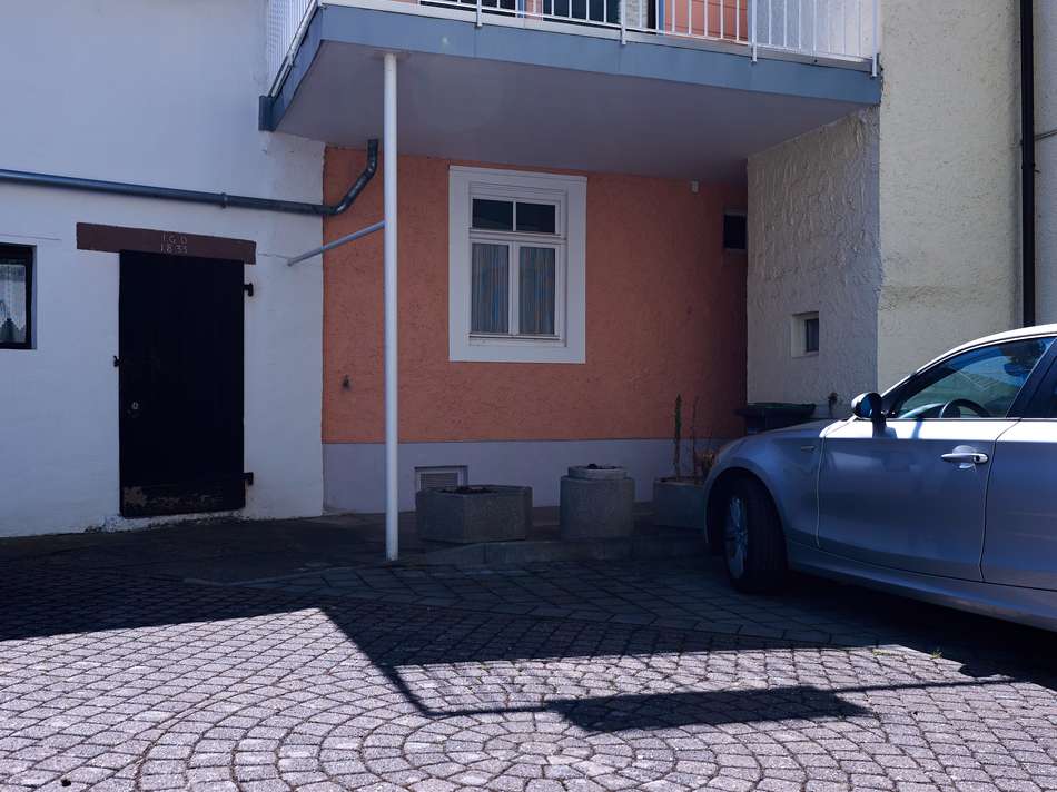Balkon mit Stellplatz davor