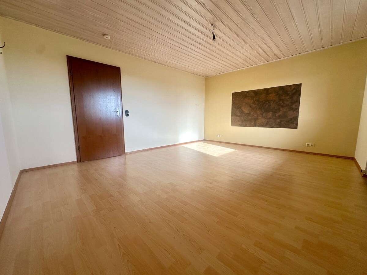 Immobilie in Oberschneiding - Willkommen Zuhause!
Großzügiges Einfamilienhaus mit Wintergarten und herrlichem Grundstück! - Bild 9