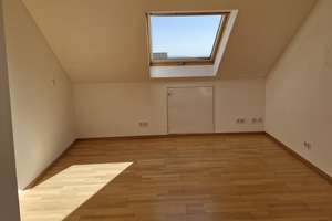 Dachgeschoss mit drei Zimmern und Ausblick in Alzenau – Die vollständige Adresse der Immobilie erhältst du vom Anbieter., 63755 Alzenau – Vorschaubild 3