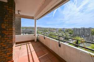 Urban wohnen mit Weitblick: Drei-Zimmer-Wohnung mit Loggia, Balkon und Schwimmbad in Düsseldorf