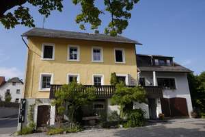 Attraktives Mehrfamilienhaus – Ein Liebhaberobjekt in exponierter Lage in Köditz – Die vollständige Adresse der Immobilie erhältst du vom Anbieter., 95189 Köditz – Vorschaubild 1