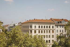 Altbauklassiker mit Enfilade, Dielen, Kachelöfen und weitem Blick über Kreuzberg – Gneisenaustraße 16, 10961 Kreuzberg, Berlin – Vorschaubild 3
