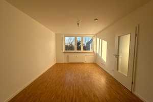 Geräumige 3,5-Zimmer-Wohnung mit Balkon in Schweinau zu vermieten – Olivenweg 50, 90441 Nürnberg – Vorschaubild 2