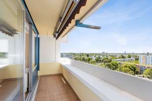 Weitblick • Wohnküche • Wintergarten | Geräumige 2-Zi-Balkonwohnung mit TG-Stellplatz – Die vollständige Adresse der Immobilie erhältst du vom Anbieter., 81925 Oberföhring, München – Vorschaubild 2