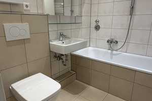 Modernes Bad, Balkon, Ruhiges Haus! – Rheinstr. 8-12, 47799 Krefeld – Vorschaubild 1