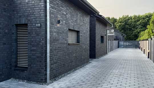 Bild von Exklusives Neubau-Architektenhaus mit Pool,EBK,Kamin,Photovoltaik und Doppelgarage in TOP Lage!