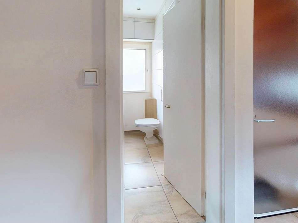 Blick ins Bad im Dachgeschoss