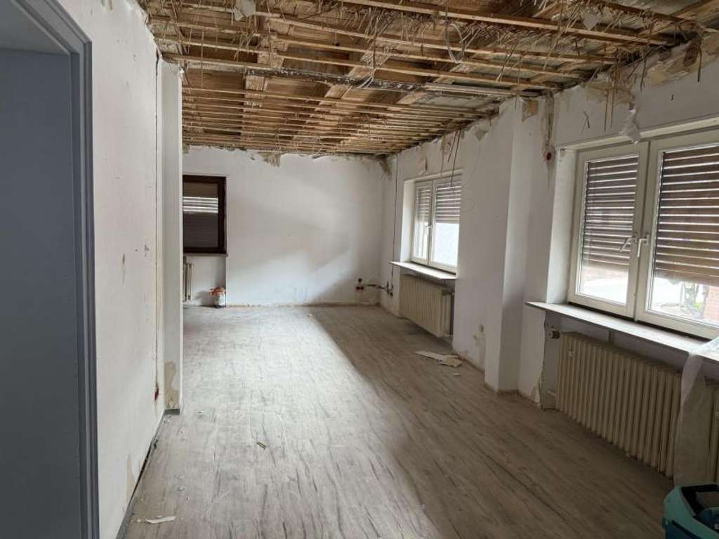 Immobilie in Esthal - Haus mit Nebengebäude - Bild 4