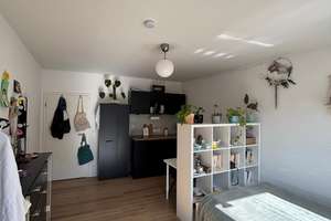 Schönes WG-Zimmer mit eigener Küche und Balkon