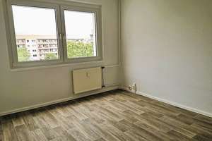 *Ab 01.03.2026* Viel Platz, fairer Preis: 4-Zimmer-Wohnung mit Extra-Stauraum in der 1. Etage – Am kleinen Feld 28, 4205 Grünau-Nord, Leipzig – Vorschaubild 2