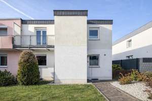 Sackgassenlage. Garten. Garage. Doppelhaushälfte mit zwei Wohneinheiten in Rheinnähe.