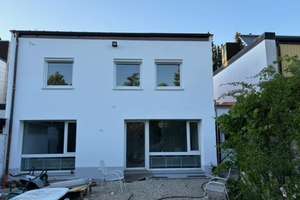 Viel Platz in Obermenzing: Modernisiertes Reihenmittelhaus