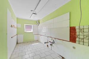 Renovierungsbedürftige 2-Zimmer-Wohnung mit Balkon und großem Gemeinschaftsgarten – Die vollständige Adresse der Immobilie erhältst du vom Anbieter., 40468 Unterrath, Düsseldorf – Vorschaubild 4