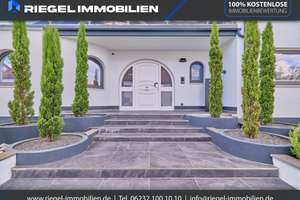 Sie hier? Wir auch! Diese atemberaubende Villa mit Pool bietet ein unvergleichliches Wohnerlebnis – Die vollständige Adresse der Immobilie erhältst du vom Anbieter., 67360 Lingenfeld – Vorschaubild 1