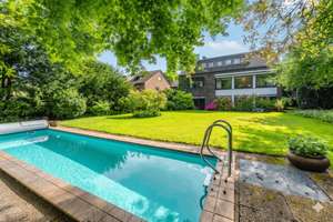 Raumwunder mit Charakter: Freistehendes Ein- bis Zweifamilienhaus mit Pool und Garten