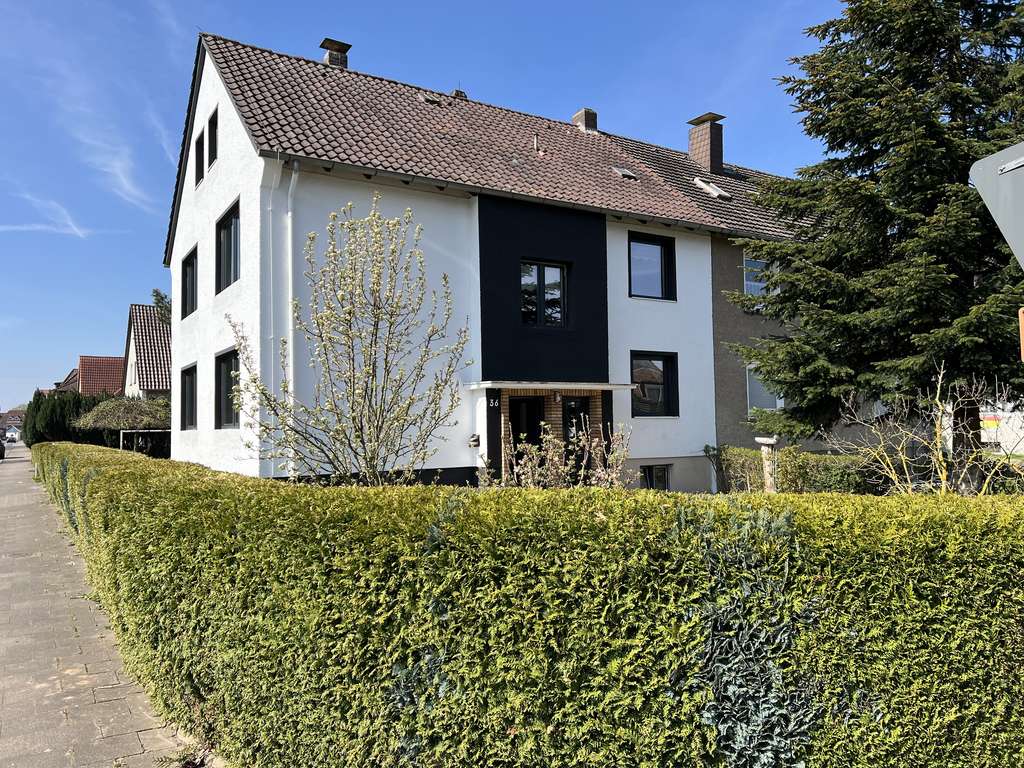 Wohnhaus (DHH) für Großfamilie oder als Kapitalanlage mit 3 abgeschlossenen Wohnungen in guter Lage.