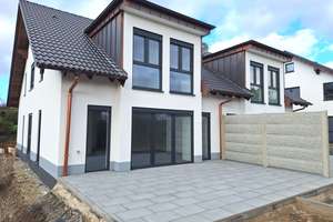Moderne Neubau-Doppelhaushälfte mit Terrasse in Much-Sommerhausen! – Die vollständige Adresse der Immobilie erhältst du vom Anbieter., 53804 Much – Vorschaubild 1