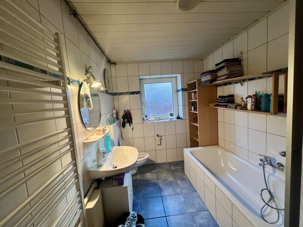 Immobilie in Bad Bodenteich - Mehrfamilienhaus mit Potenzial – 4 Wohneinheiten, 4 Garagen und Entwicklungsmöglichkeiten - Bild 1