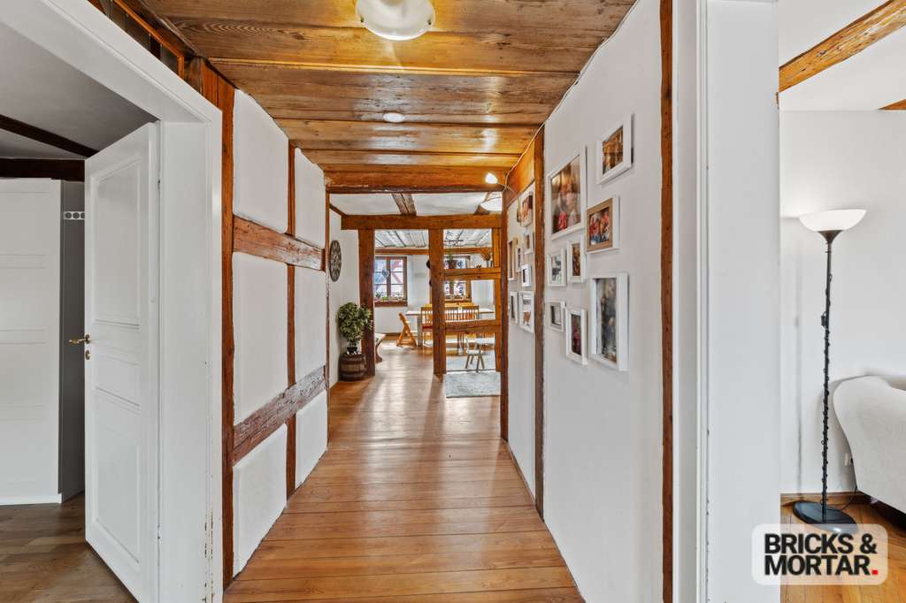 Immobilie in Altdorf bei Nürnberg - Historisches Wohnen auf drei Ebenen in der Altstadt: Maisonettewohnung mit Galerie, Dachloggia, EBK  - Bild 4