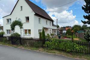 Familiär, kinderfreundlich und ruhig Wohnen in großzügigem Haus in Oberarnsdorf