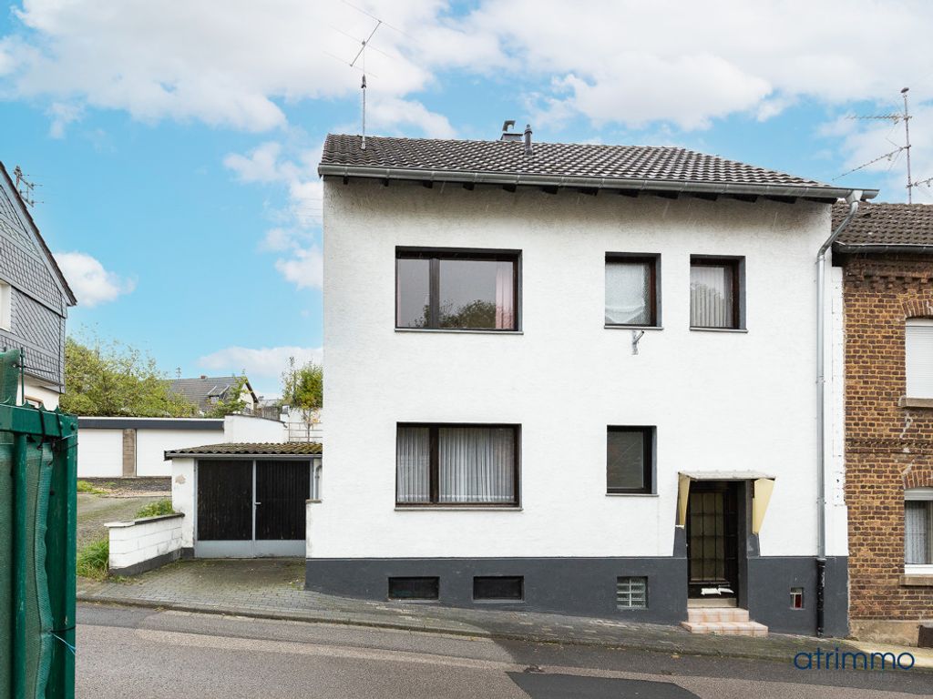 Helles Einfamilienhaus mit kleinem Hof, Gartengrundstück ...