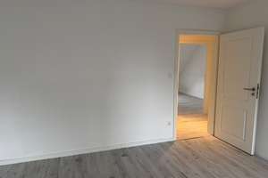 Helle 3-Zimmer-Dachgeschosswohnung – Kernsaniert & mit Einbauküche – Blumenauer Straße 9, 30449 Linden-Mitte, Hannover – Vorschaubild 3