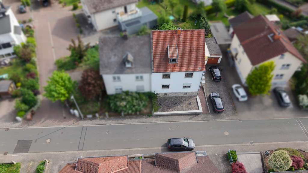 Immobilie in Hadamar - Solides Zweifamilienhaus mit Garten und Garage in Niederhadamar! - Bild 1