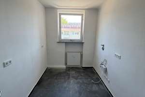 Modernes Badezimmer und Balkon - 3 ZW in Sündersbühl – Ossietzkystr. 61, 90439 Sündersbühl, Nürnberg – Vorschaubild 8
