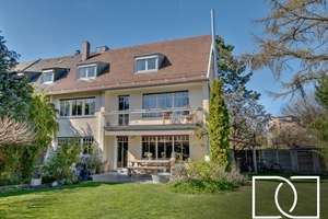 Traumhafte Ruheoase! Elegantes Stadthaus mit Pool, einzigartigem Garten und 700m² Grundstück