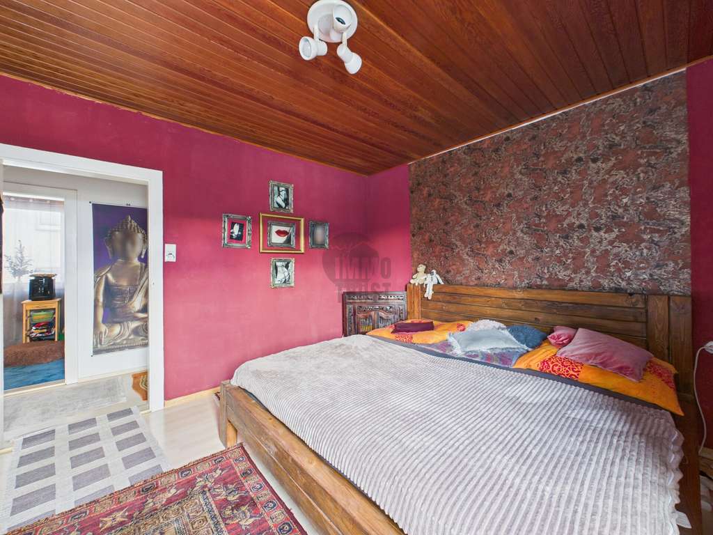 Immobilie in Barsinghausen - Zweifamilienhaus mit Einliegerwohnung, großem Garten, 2 Garagen & 2 Stellplätzen - Bild 3