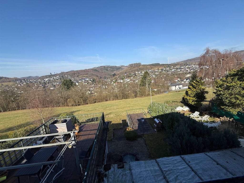 Immobilie in Bergneustadt - Wohnen mit Weitblick: Zweifamilienhaus mit Gewerbeeinheit in begehrter Lage von Bergneustadt - Bild 1