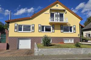 Sehr gepflegtes EFH mit Garten und 2 Garagen in ruhiger Top-Lage – Hochstraße 9, 65558 Gückingen – Vorschaubild 1