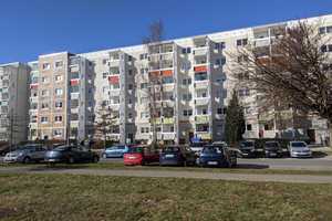 Unrenovierte 3-Raumwohnung im 5.OG - Selbstrenovierer erhalten zwei Monate mietfrei – Zum Schäferteich 3, 18147 Rostock – Vorschaubild 1