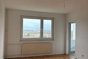 Helle 3-Zimmer-Wohnung mit Loggia in Kiel – Helsinkistraße 8, 24109 Mettenhof, Kiel – Vorschaubild 1