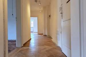 2-Zimmerwohnung in Neuhausen: Altbauwohnung mit Potenzial