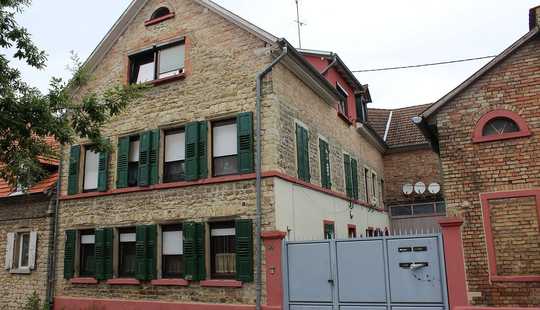 Bild von 4-Familienhaus, mit Scheune und Anbau