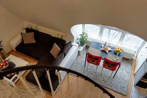 Stilvolle, möblierte 1,5-Zimmer-Maisonette-Wohnung mit EBK am Friedensplatz in Rüsselsheim am Main – Friedensplatz 12, 65428 Rüsselsheim am Main – Vorschaubild 1