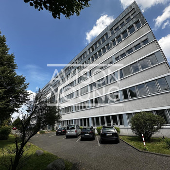 Attraktive Büroflächen mit Parkmöglichkeiten und grüner Umgebung