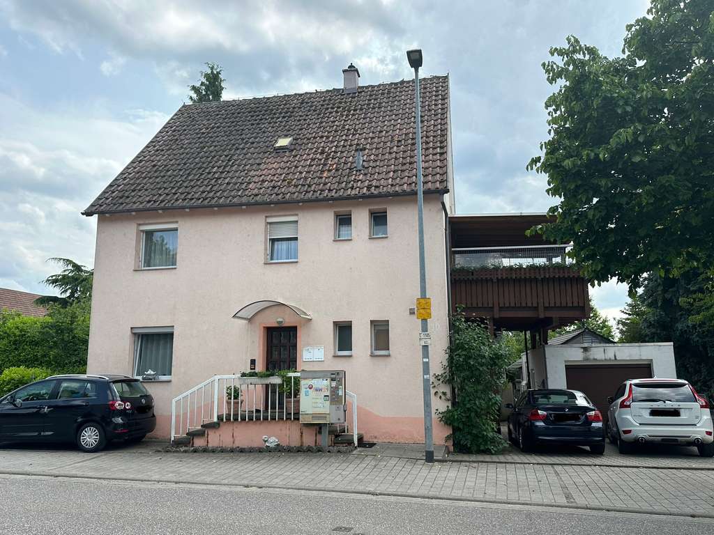 Immobilie in Lauffen am Neckar - Freistehendes Zweifamilienhaus mit Garage, Carport, Stellplätzen und einer schönen Balkonterrasse - Bild 0