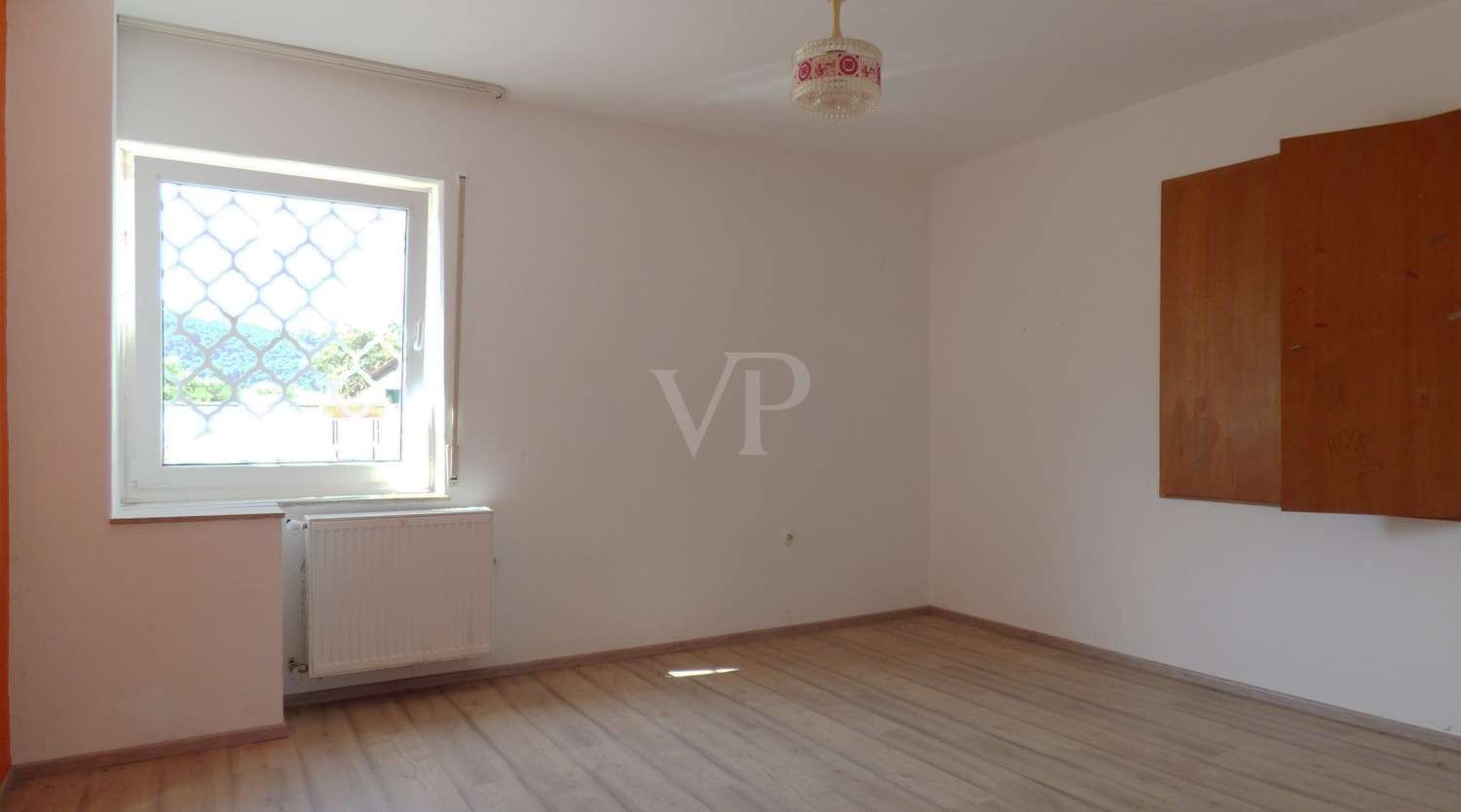 Immobilie in Kinding - Preisreduzierung:
Wohnraum satt!
Einfamilienhaus, Dachgeschosswohnung, angeschlossener Gasthof mit - Bild 14